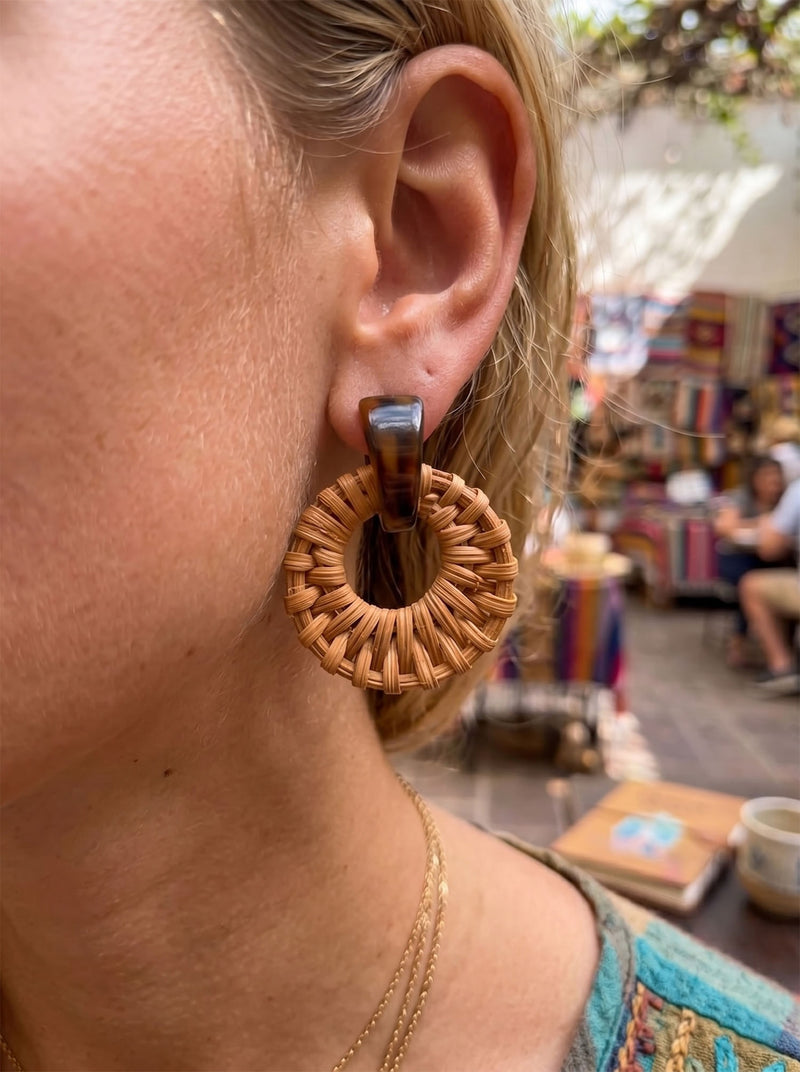 Solana – Geflochtene Rattan Hoops mit Harzstein – Schildpatt – Lifestyle 6
