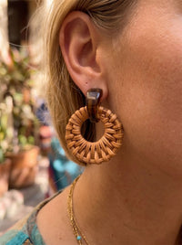 Solana – Geflochtene Rattan Hoops mit Harzstein – Schildpatt – Lifestyle 7