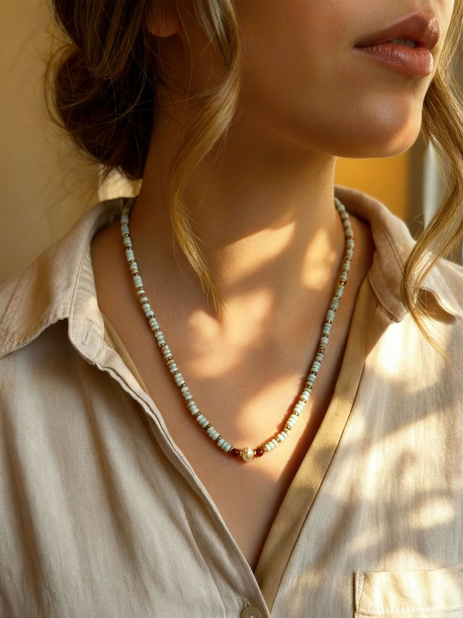 Sommerglanz Kette gefaltet – Perlenkette mit Shoushan-Stein elegant drapiert präsentiert