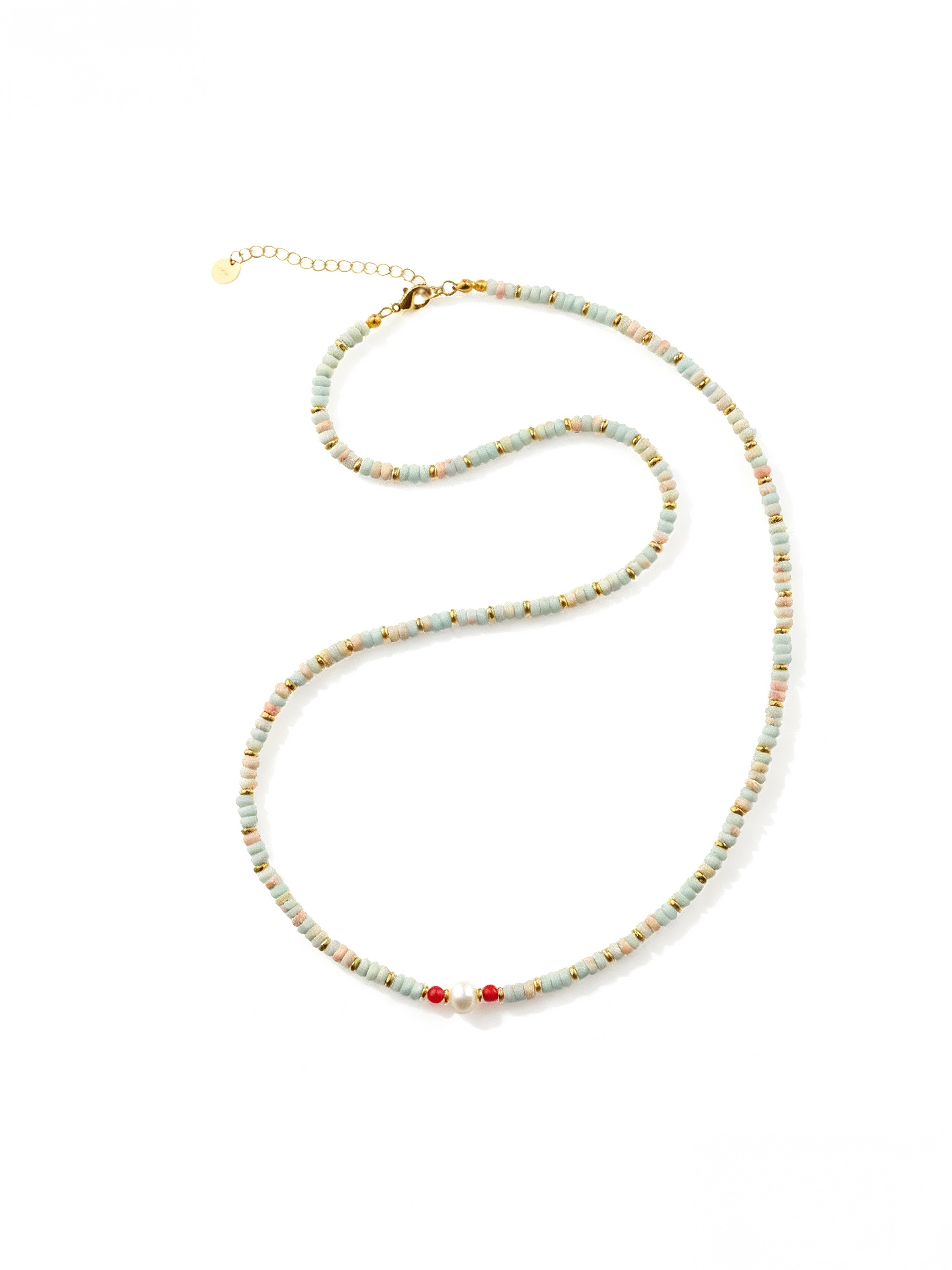 Sommerglanz Perlenkette Produktbild – pastellfarbene Halskette mit mintgrünen, rosa und korallroten Perlen auf weißem Hintergrund