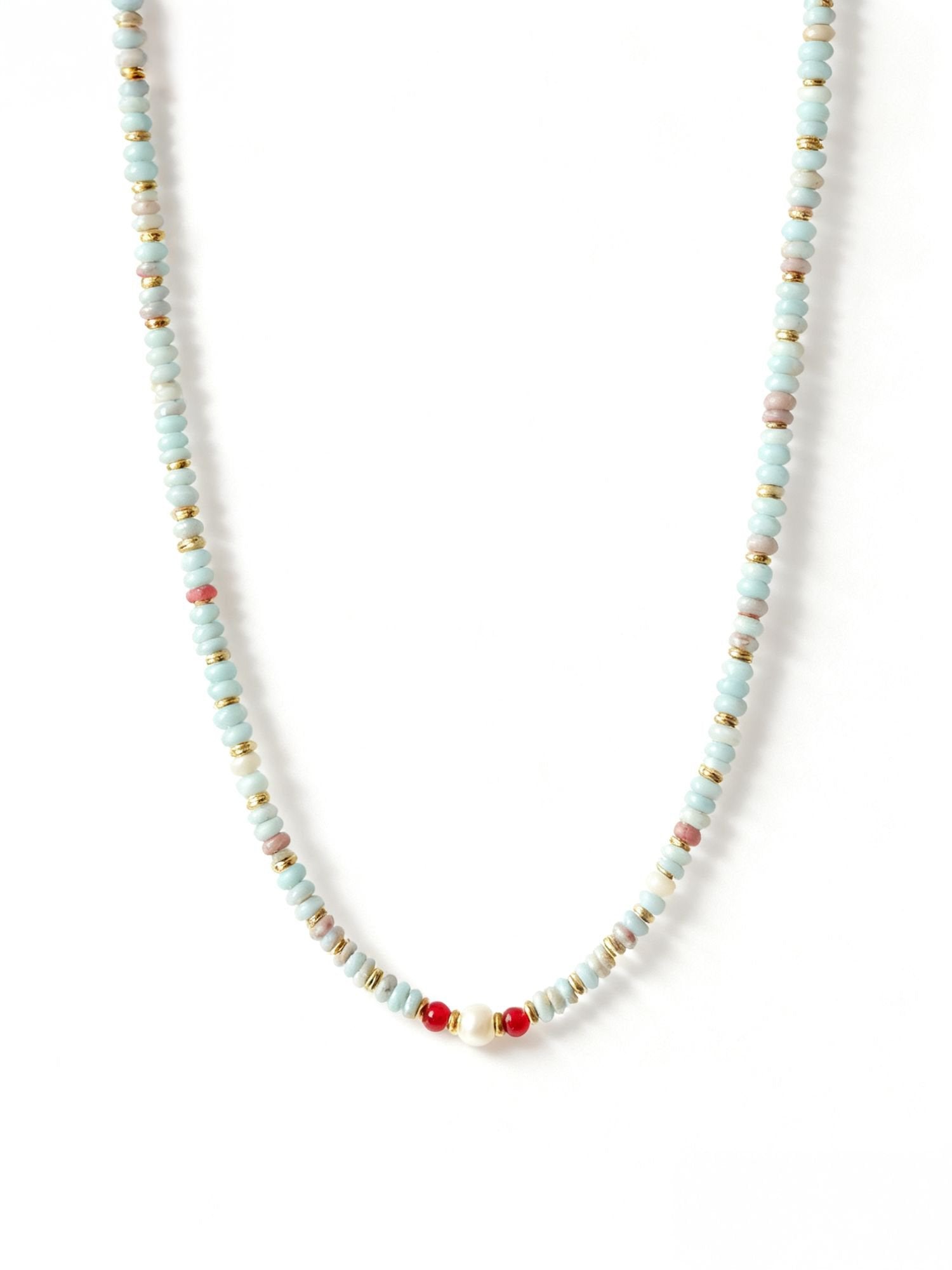 Sommerglanz Perlenkette Produktfoto – Süßwasserperlenkette mit Shoushan-Stein-Anhänger auf weißem Hintergrund