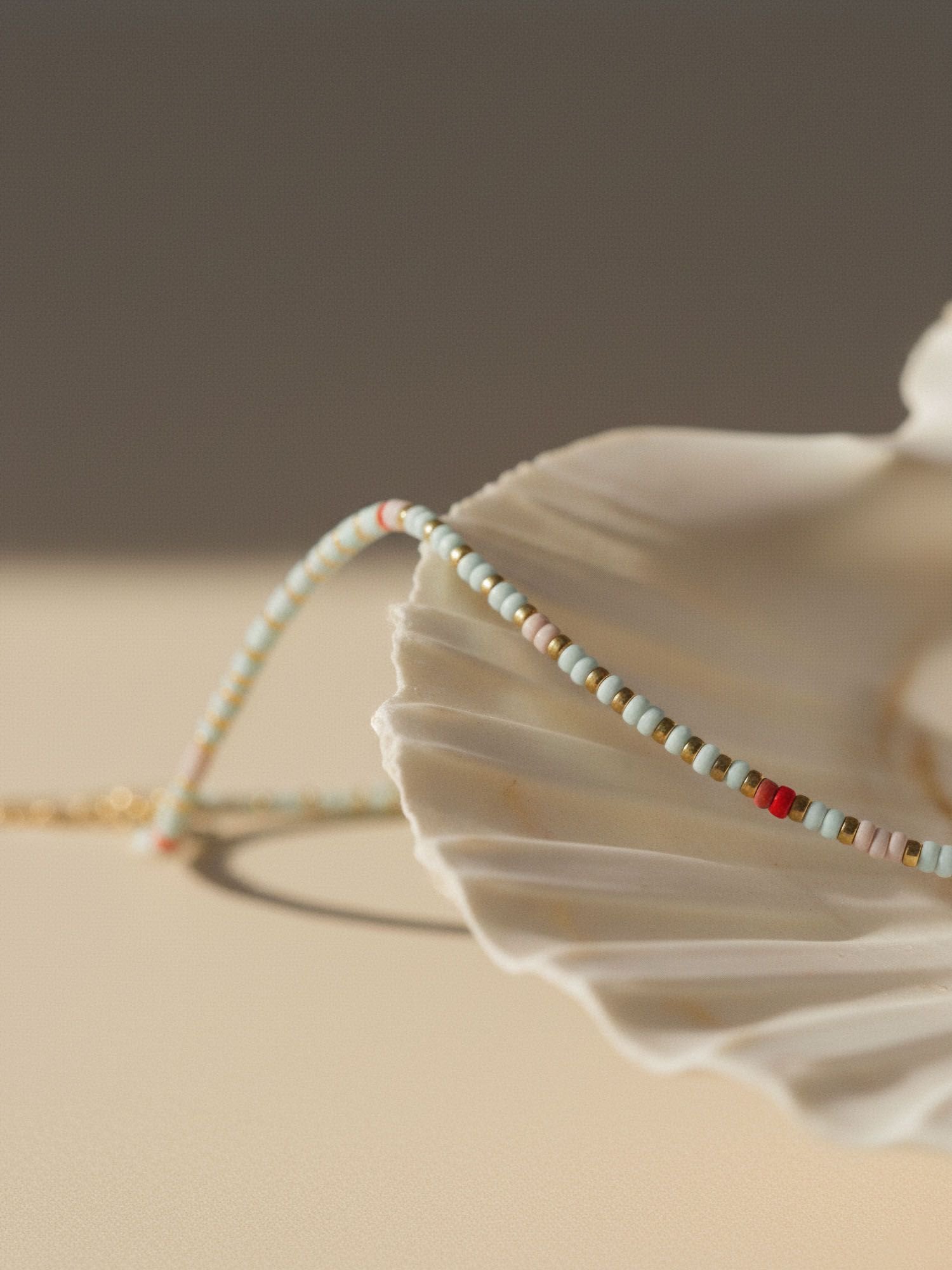 Sommerglanz Anhänger Detail – Shoushan-Stein-Charm Nahaufnahme mit warmen Farbtönen