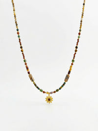 Kette Sonnenblume Totem – Produktbild auf weissem Hintergrund, Naturstein Halskette, Boho Schmuck