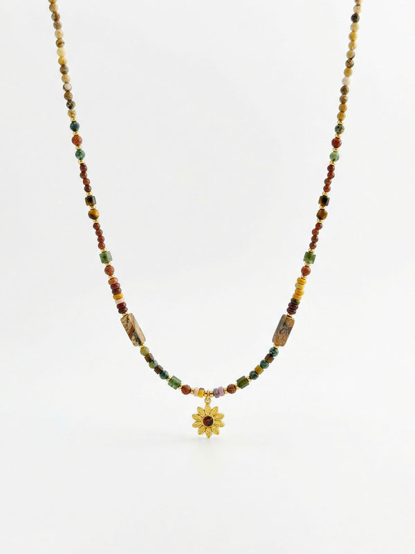 Kette Sonnenblume Totem – Produktbild auf weissem Hintergrund, Naturstein Halskette, Boho Schmuck