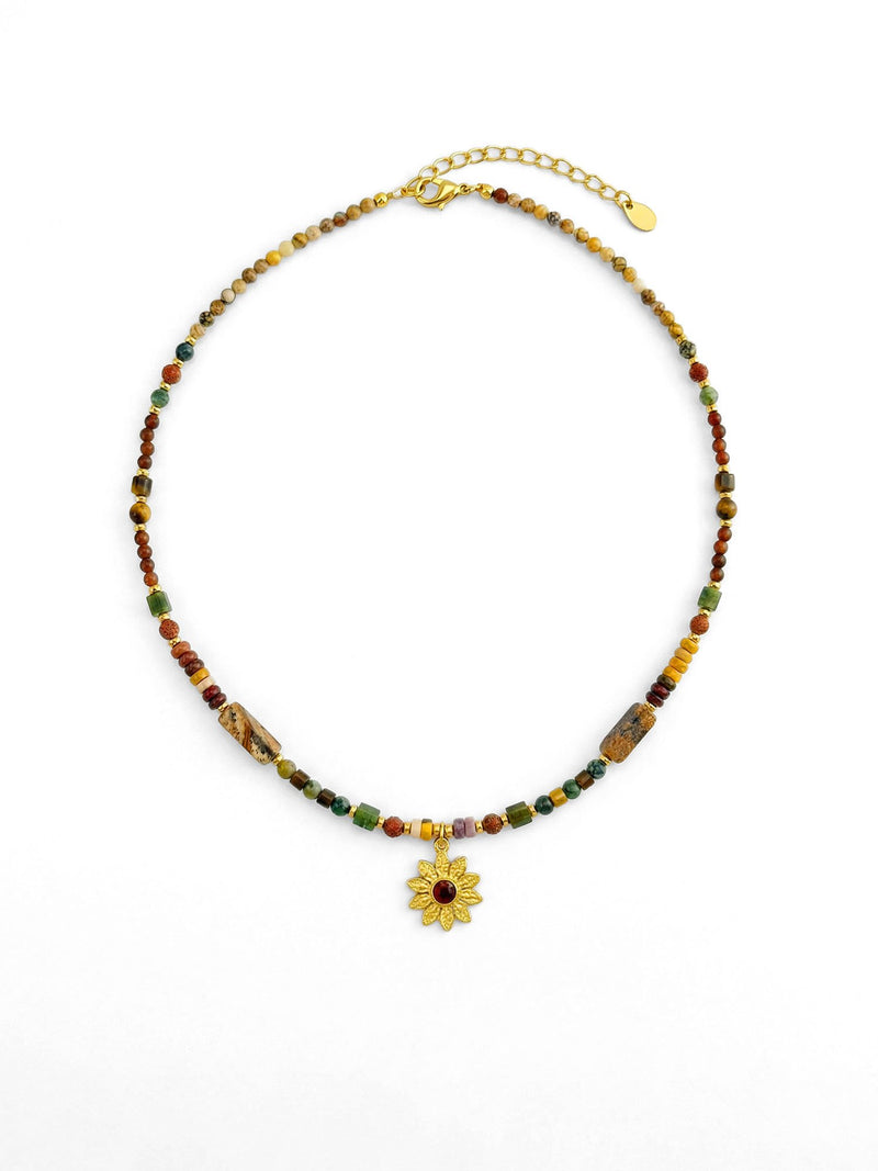 Kette Sonnenblume Totem – Produktbild auf weissem Hintergrund, Naturstein Halskette, Boho Schmuck