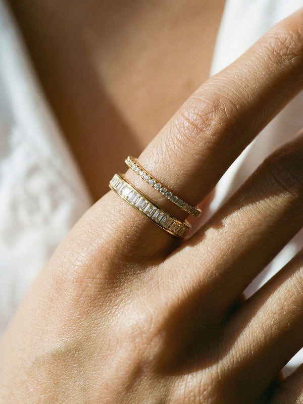 Sparkle Duo Ring Nahaufnahme am Finger getragen funkelnde Zirkonia Steine Nemomatheo