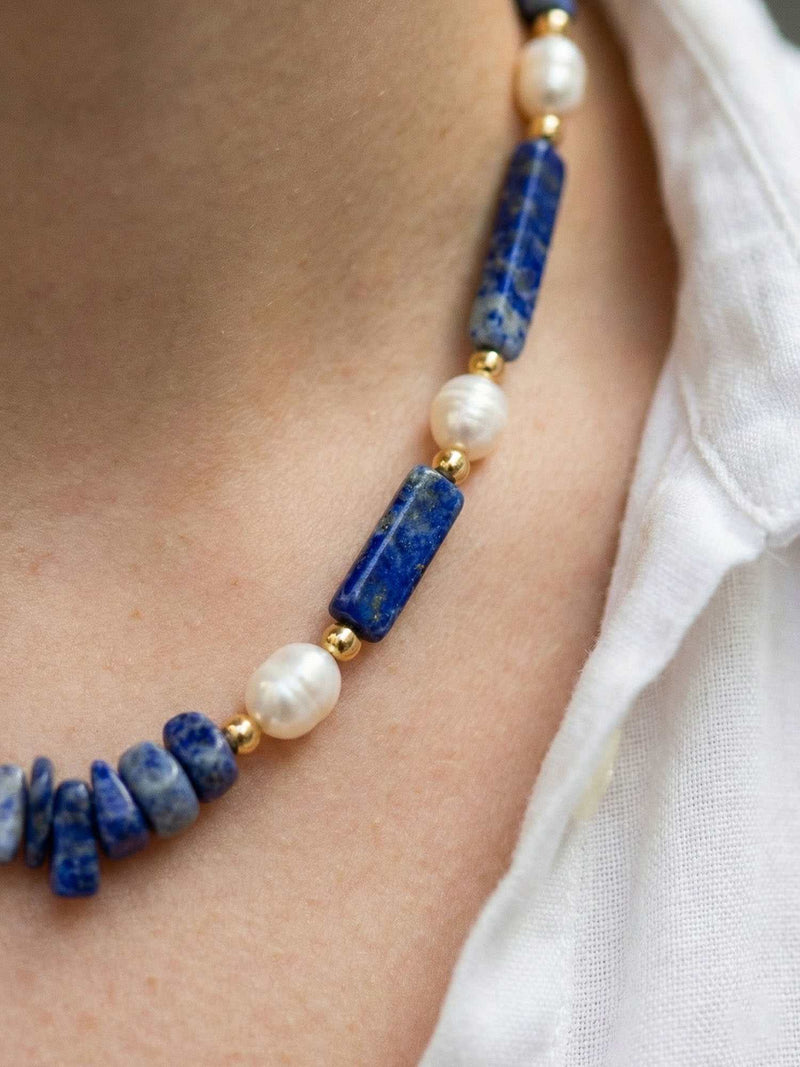 Kette Splitter Perlen – Detailaufnahme am Hals getragen, Nahaufnahme Anhaenger und Perlen