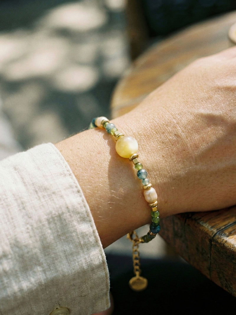 Spring Elixir Armband am Handgelenk getragen – Edelstahl, Gruen/Gelb/Gold
