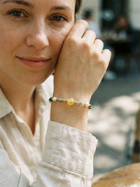 Spring Elixir Armband Lifestyle-Foto im Alltag – Edelstahl, Gruen/Gelb/Gold