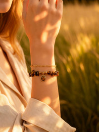 Stein und Glanz Armband Natur – Tigerauge-Steinarmband mit goldenem Anhaenger Wiesenlandschaft Sonnenuntergang natuerlich