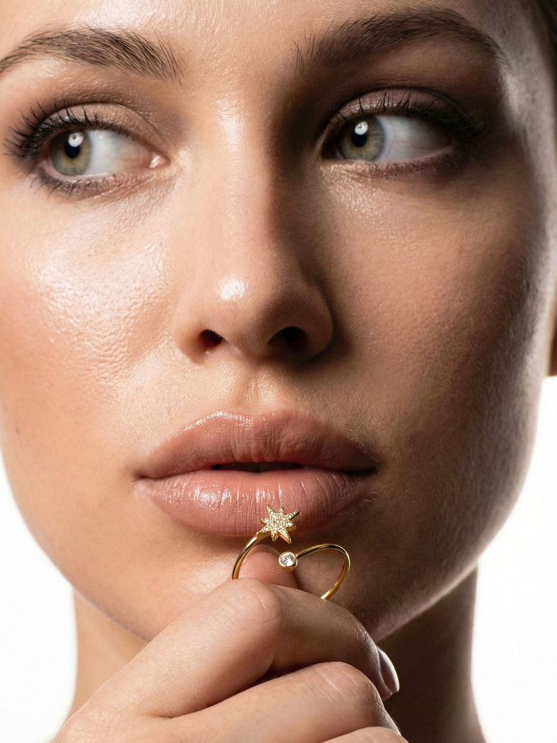 Stella Petite Stern-Ring Gold am Finger getragen