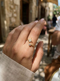 Stella Petite Stern-Ring Gold Lifestyle-Setting im Cafe