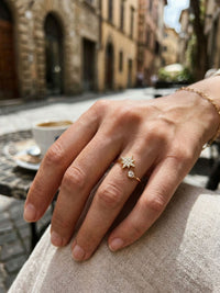 Stella Petite Stern-Ring Gold Lifestyle-Setting im Cafe