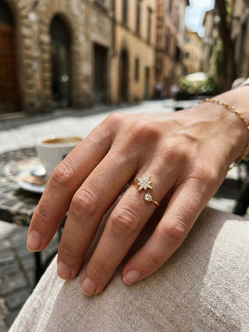 Stella Petite Stern-Ring Gold Lifestyle-Setting im Cafe