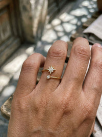 Stella Petite Stern-Ring Gold Lifestyle-Setting im Cafe