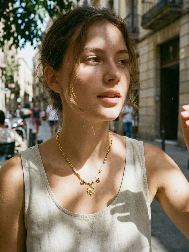 Kette Stella Sol - Himmelscharms getragen am Model