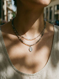 Kette Stern Oval Anhaenger – Detailaufnahme am Hals getragen, Nahaufnahme Anhaenger und Perlen