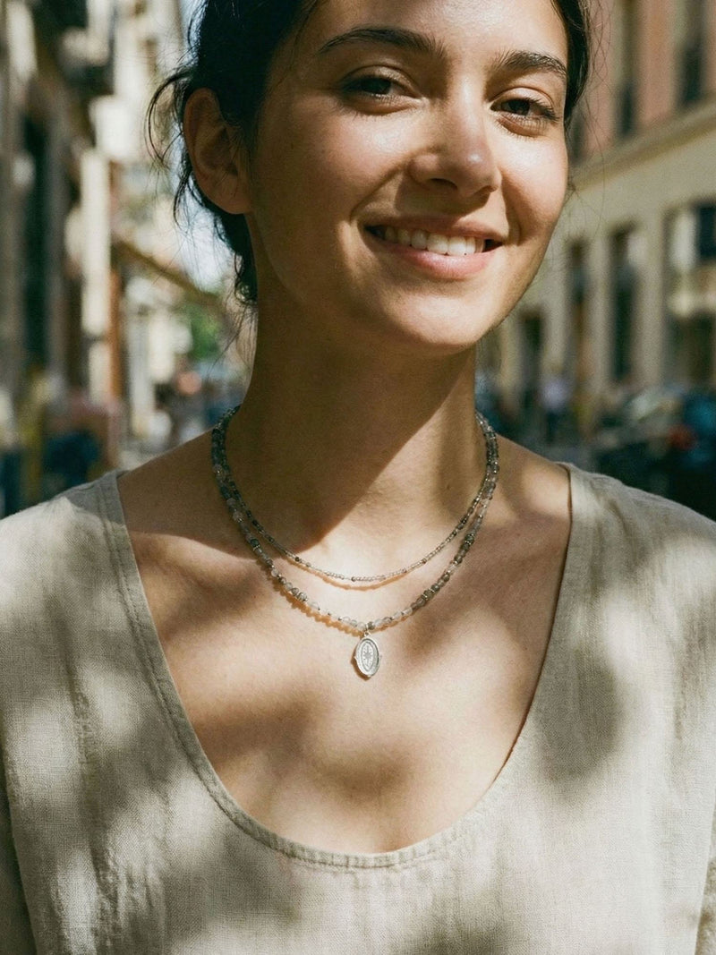 Kette Stern Oval Anhaenger – von Model getragen, Boho Halskette Styling im Alltag
