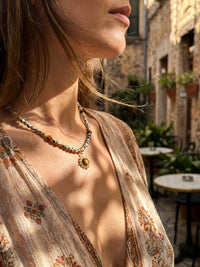 Kette Sun Spirit – Dalmatinerjaspis und Tigerauge Kette mit Sonnen-Anhänger, 18K vergoldet – Detailaufnahme, Nahaufnahme
