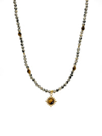 Kette Sun Spirit – Dalmatinerjaspis und Tigerauge Kette mit Sonnen-Anhänger, 18K vergoldet – weißer Hintergrund