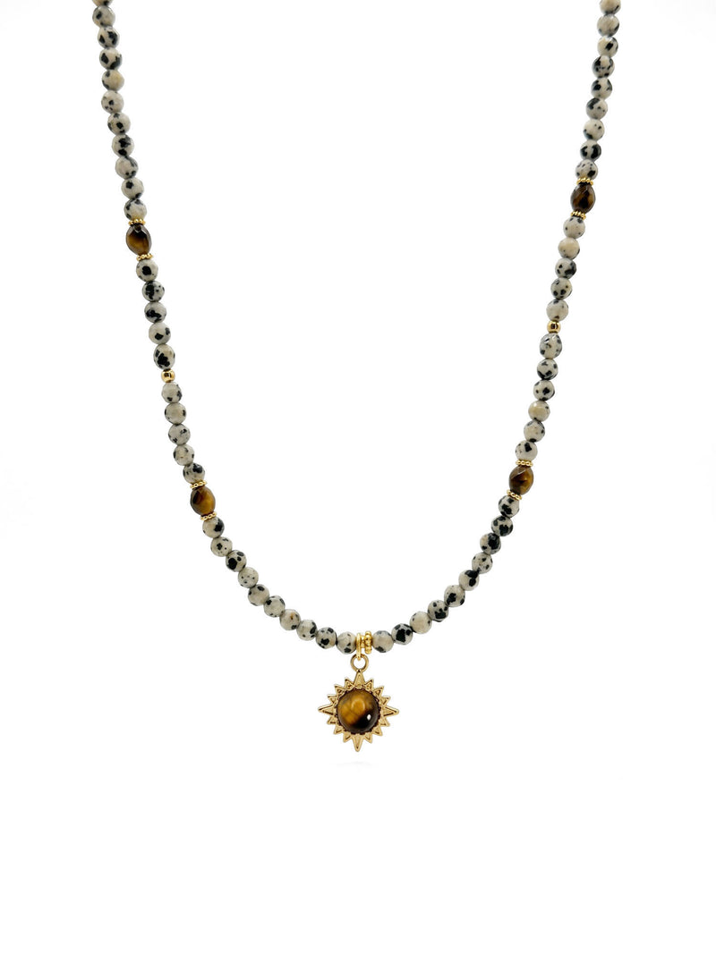 Kette Sun Spirit – Dalmatinerjaspis und Tigerauge Kette mit Sonnen-Anhänger, 18K vergoldet – weißer Hintergrund