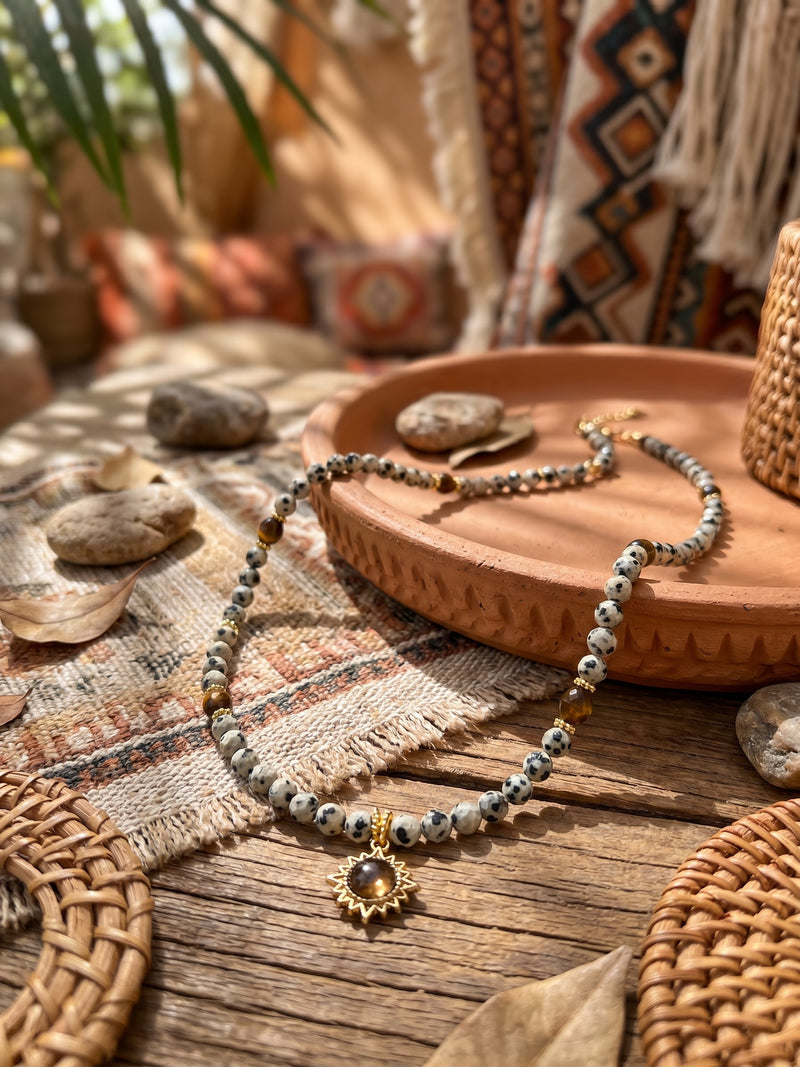 Kette Sun Spirit – Dalmatinerjaspis und Tigerauge Kette mit Sonnen-Anhänger, 18K vergoldet – Produktansicht im Stillleben