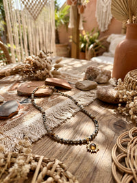 Kette Sun Spirit – Dalmatinerjaspis und Tigerauge Kette mit Sonnen-Anhänger, 18K vergoldet – Produktansicht im Stillleben
