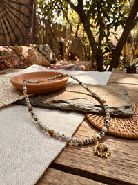 Kette Sun Spirit – Dalmatinerjaspis und Tigerauge Kette mit Sonnen-Anhänger, 18K vergoldet – Produktansicht im Stillleben