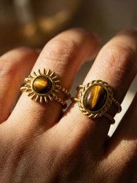 Sunburst Ring Styling – vergoldeter Tigerauge-Ring im Boho-Style mit passendem Schmuck
