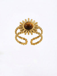 Sunburst Ring Produktfoto – vergoldeter Tigerauge-Ring mit Sonnenstrahlen-Design auf weissem Hintergrund