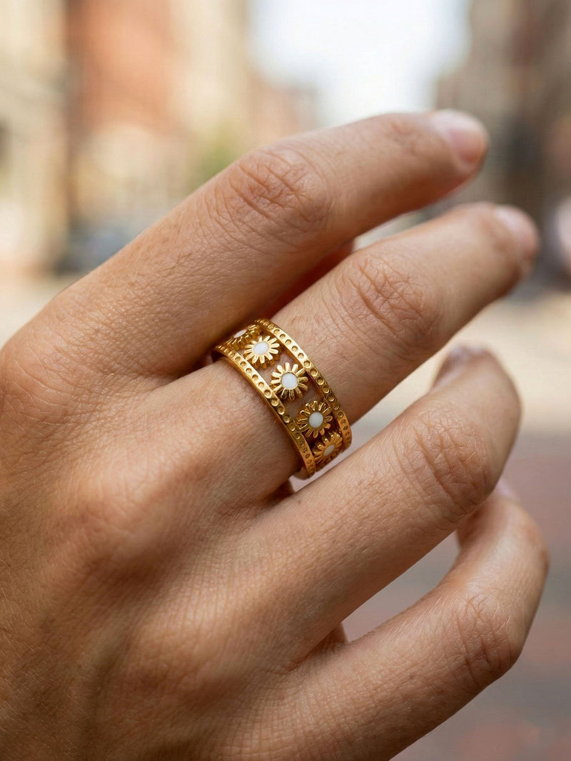 Sunflower Ring Nahaufnahme am Finger Sonnenblumen Emaille Detail 18K vergoldet Nemomatheo