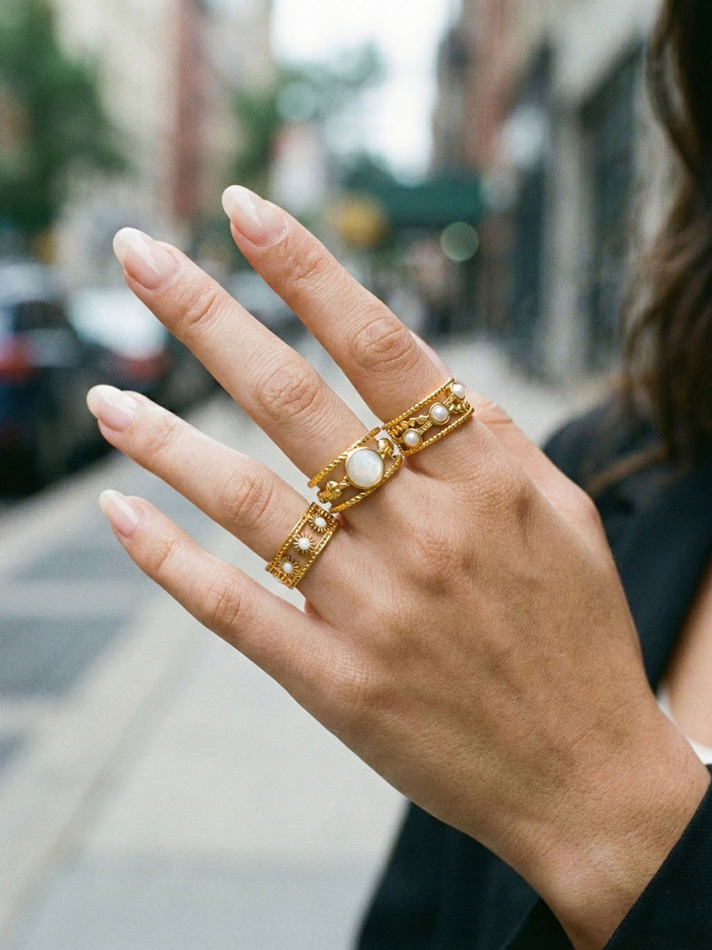 Sunflower Ring getragen kombiniert mit goldenen Ringen Strassenszene Layering Nemomatheo