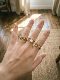 Sunflower Ring am Finger getragen Indoor kombiniert mit Perlenring und Twist Ring Nemomatheo