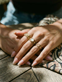 Sunflower Ring Lifestyle Holztisch goldene Ringe Layering Look Boho Stil Nemomatheo