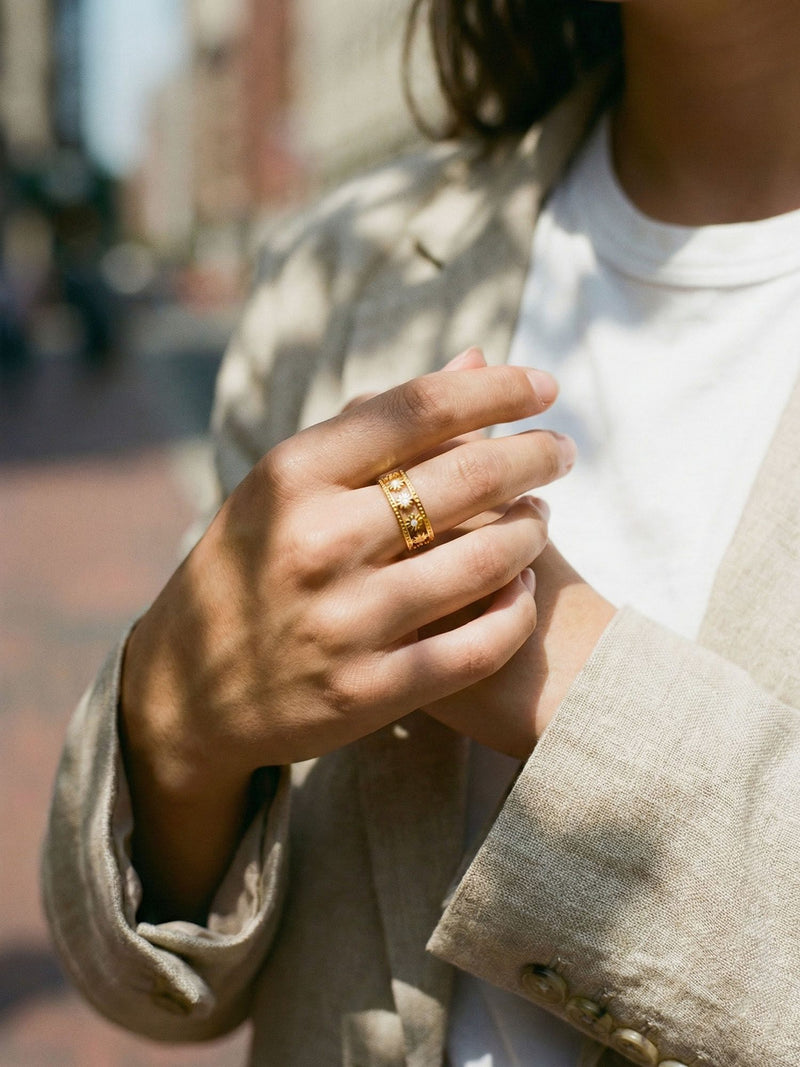 Sunflower Blumenring getragen am Finger Lifestyle Stadtszene eleganter Look Nemomatheo