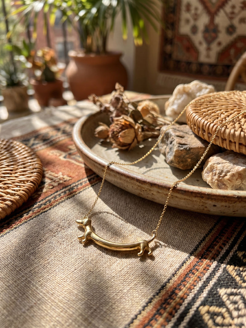 Kette Tender Heart – Herz Kette mit Perlen und offenem Herz-Anhänger, 18K vergoldet – Produktansicht im Stillleben