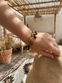 Armband Terra Forte – Tigerauge Charm Armband – Lifestyle 3