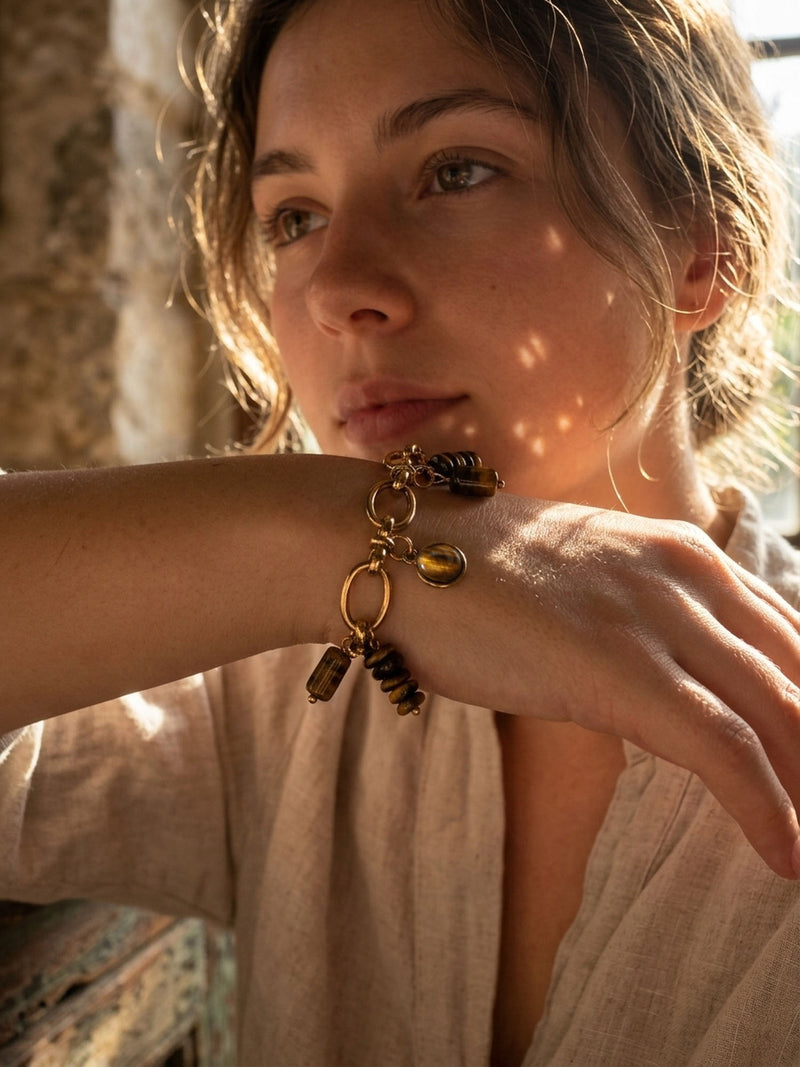 Armband Terra Forte – Tigerauge Charm Armband – Lifestyle 4