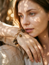 Armband Terra Forte – Tigerauge Charm Armband – Lifestyle 5