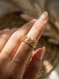 Tiara Kronenring Gold Handansicht Nahaufnahme