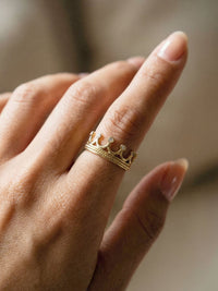 Tiara Kronenring Gold Handansicht Nahaufnahme