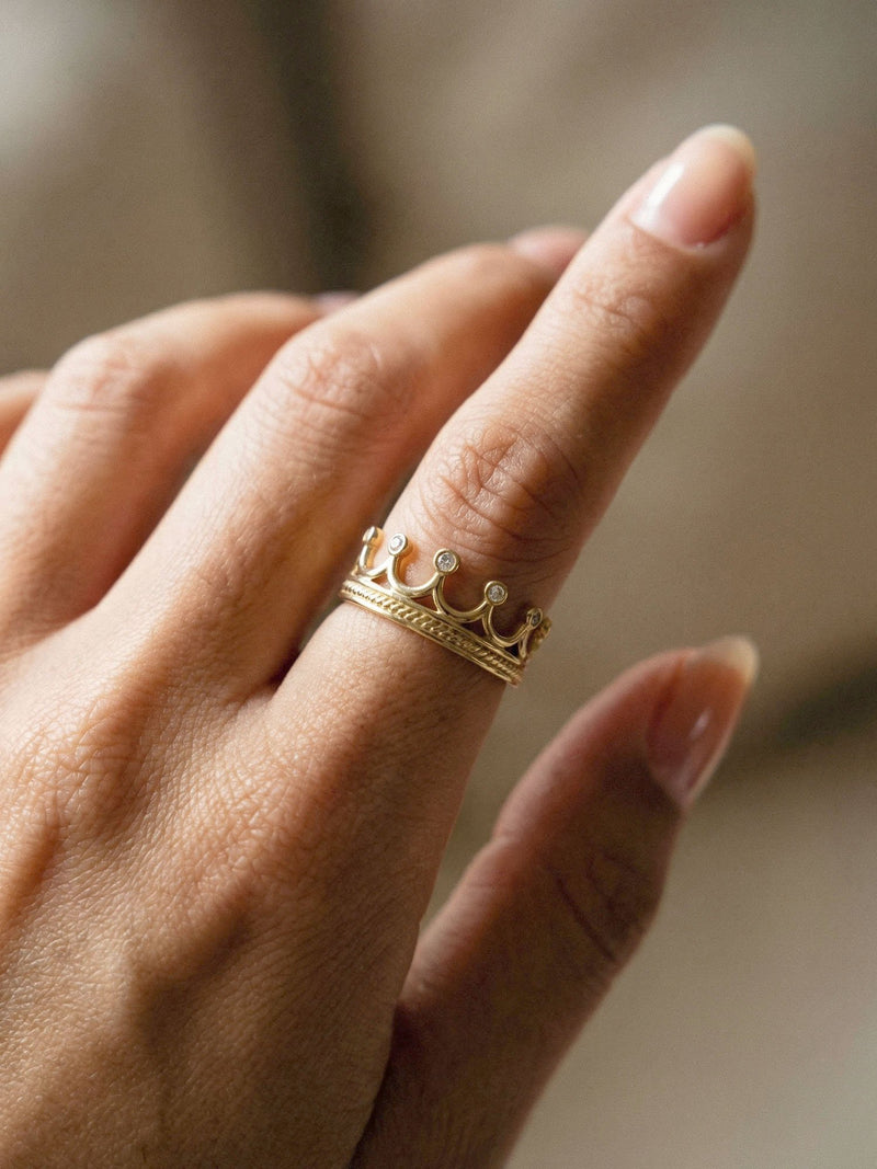 Tiara Kronenring Gold Handansicht Nahaufnahme