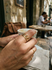 Tiara Kronenring Gold Lifestyle-Setting im Cafe