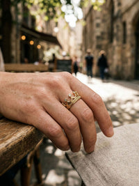 Tiara Kronenring Gold Lifestyle-Setting im Cafe