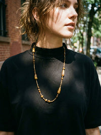 Kette Tigerauge Lang – von Model getragen, Boho Halskette Styling im Alltag