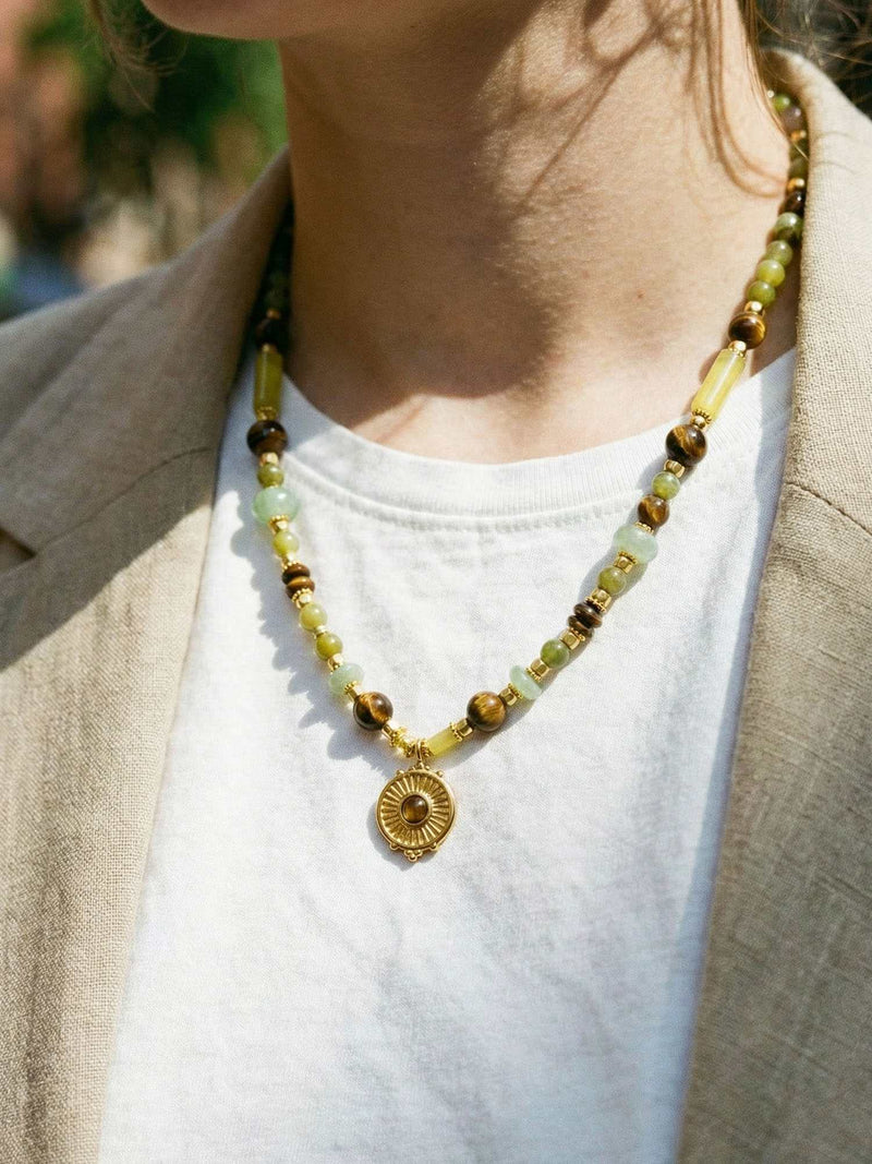 Kette Tigerauge Tropfen Anhaenger – Detailaufnahme am Hals getragen, Nahaufnahme Anhaenger und Perlen