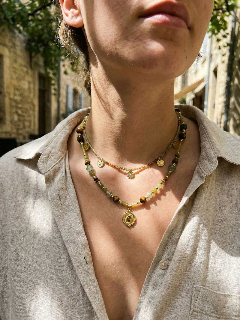 Kette Tigerauge Tropfen Anhaenger – von Model getragen, Boho Halskette Styling im Alltag