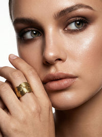 Tresse Flechtring Gold am Finger getragen