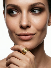 Tresse Flechtring Gold am Finger getragen
