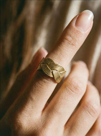 Tresse Flechtring Gold Handansicht Nahaufnahme